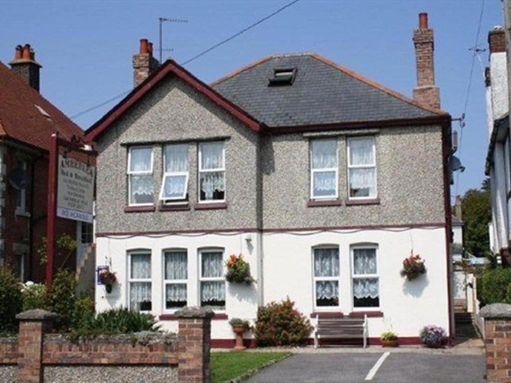 Amberlea Guest House Суонидж Екстериор снимка