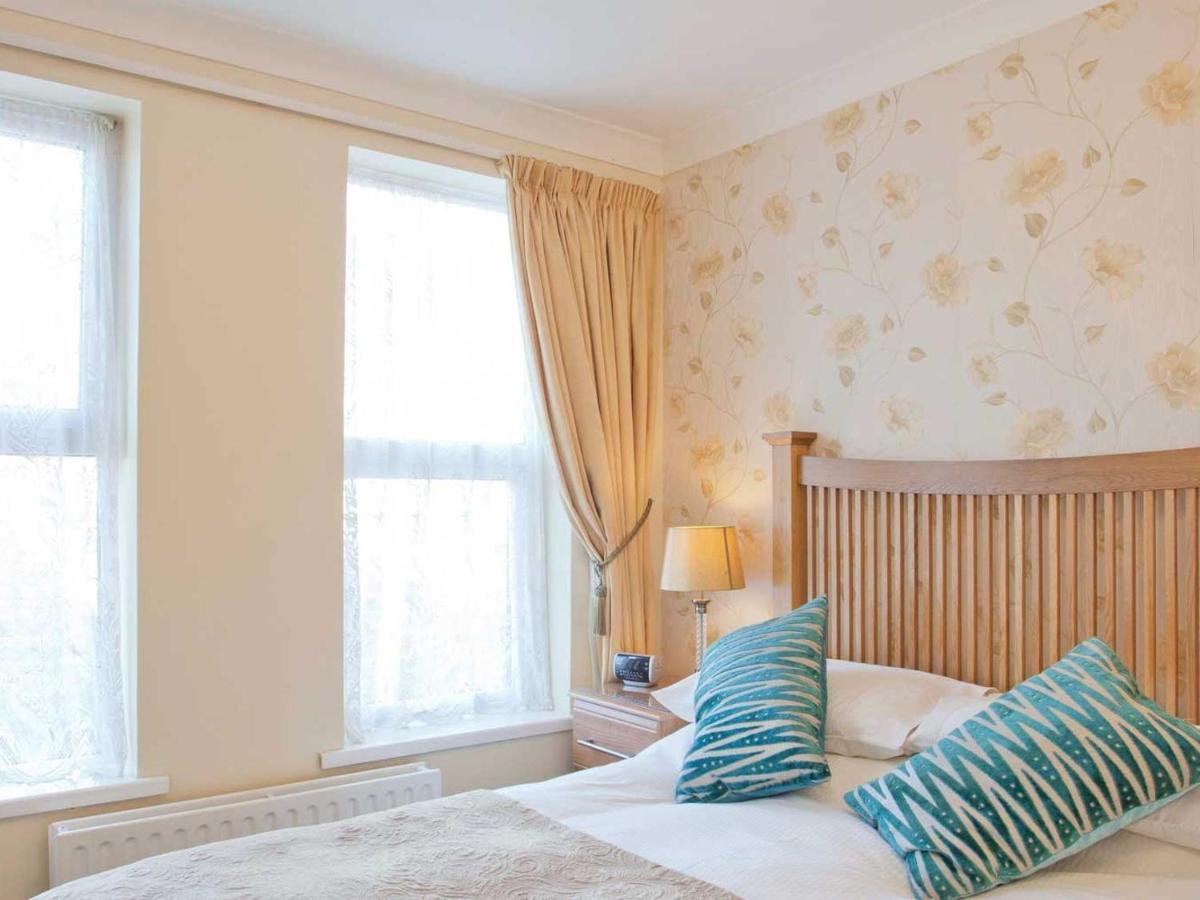 Amberlea Guest House Суонидж Екстериор снимка