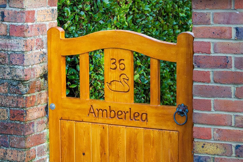 Amberlea Guest House Суонидж Екстериор снимка