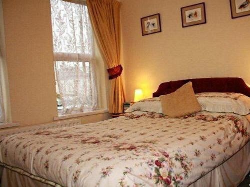 Amberlea Guest House Суонидж Екстериор снимка